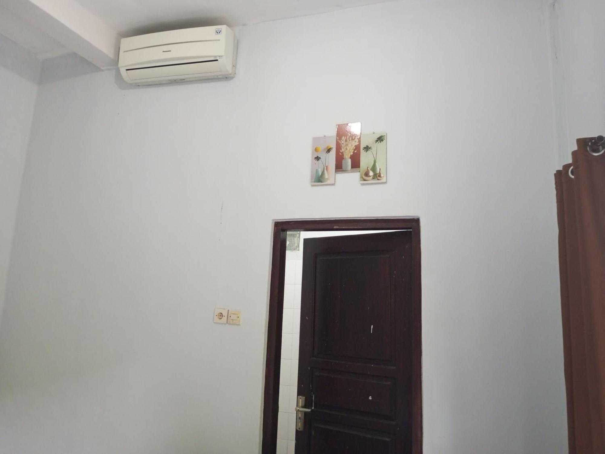 Kri Homestay Kuta  Rum bild